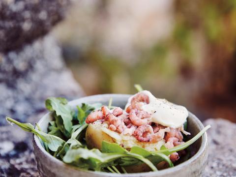 gevulde ratte-aardappeltjes met grijze garnalen