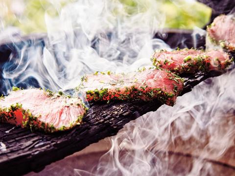 biltong van hamachi op wijnvat