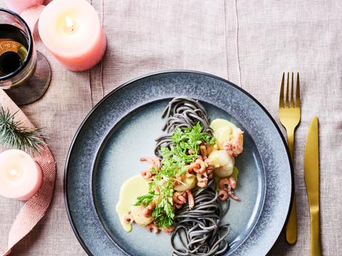 Zwarte pasta met sint-jakobsvruchten en garnalen