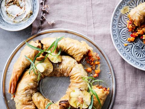 Filodeegspiraal met boschampignons, zoete aardappel en dragonveganaise