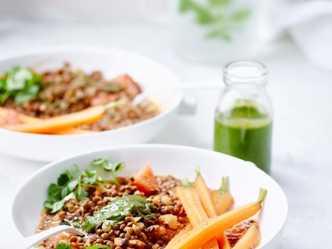 Linzen-wortelstoofpotje met pesto van wortelloof