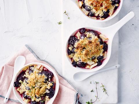 Gembercrumble met appel, peer, bramen en bosbessen