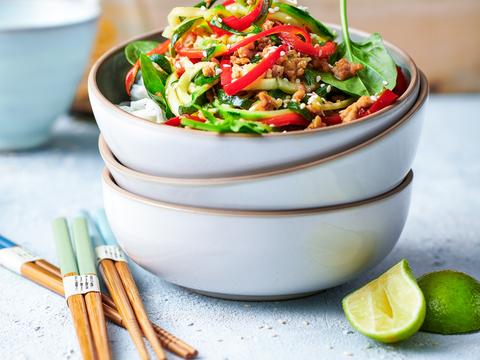 courgettiwok met pittig kipgehakt en puntpaprika