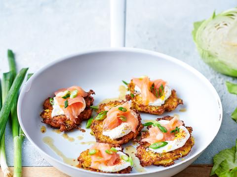 wittekool-pannenkoekjes met zure room en gerookte zalm