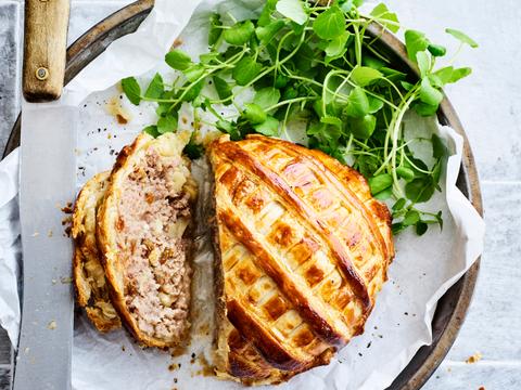 Gehaktbrood in deegkorst met appeltjes