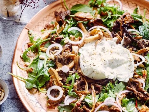 Salade met burrata en zoet-zoute paddenstoelen