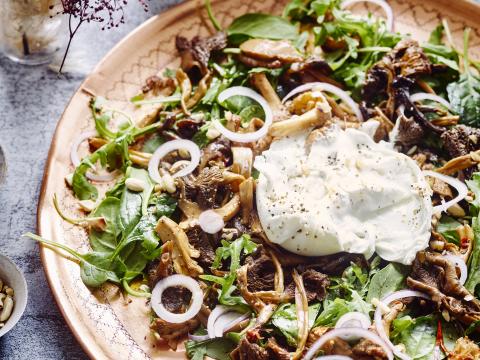 Salade met burrata en zoet-zoute paddenstoelen