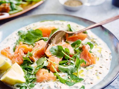 Kruidenyoghurt met warmgerookte zalm