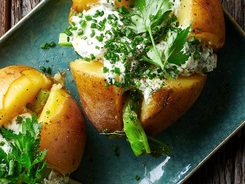 Gepofte aardappelen met kruiden-roomkaas