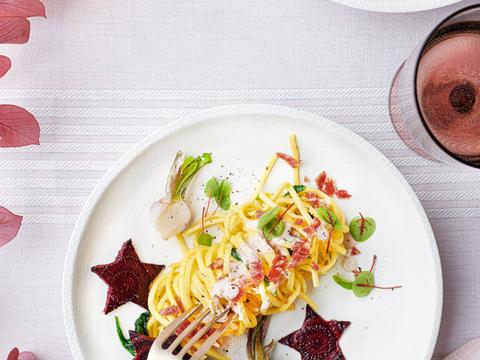 Linguine met notenroomkaas en sterretjes van rode biet