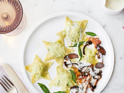 Sterretjesravioli met kabeljauw, bospaddenstoelen en truffelsaus