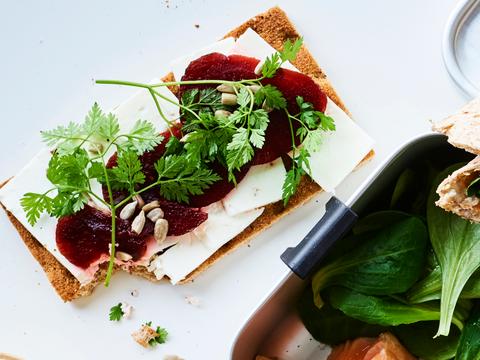 Volkorencrackers met rode biet en feta