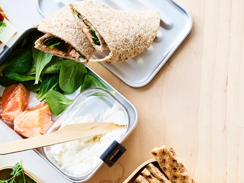 Wrap met gestoomde zalm, veldsla en cottage cheese
