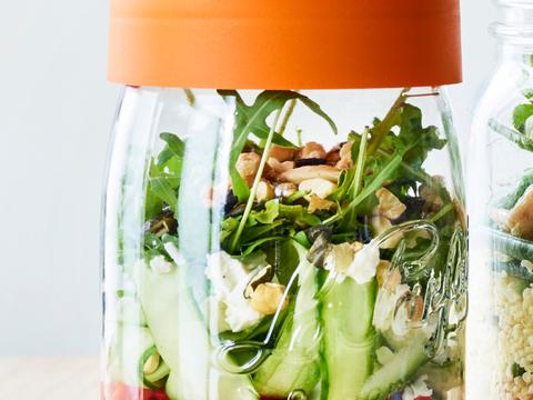 Salade met feta en pinda-kerriedressing