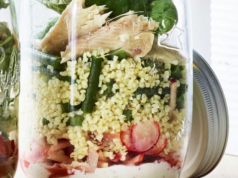 Salade met gerookte forel, boontjes en mosterd-yoghurtdressing