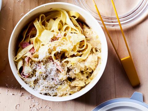 Pasta met pastinaak, bacon en preisaus