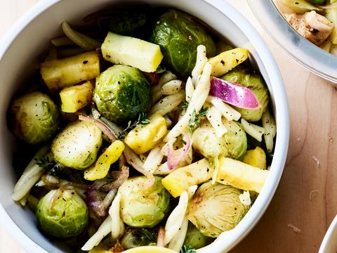 Pasta met spruitjes, rode ui en berloumi