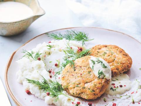 Zalmburgers met bloekool-pastinaakstoemp