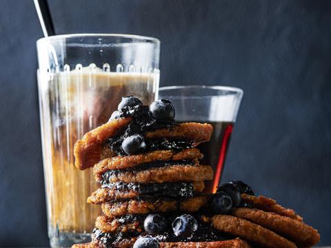 Plantaardige haverpannenkoekjes van zoete aardappel en kokosmelk