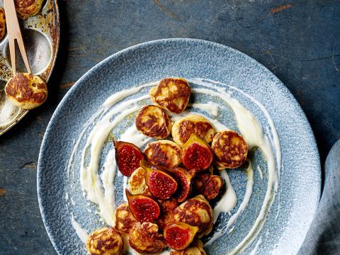 Poffertjes met gekaramelliseerde vijgen en dadels