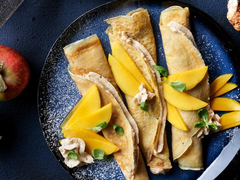 Flensjes gevuld met amarettiroom en mango