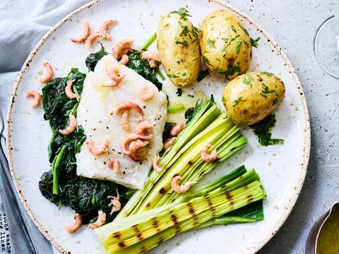 gebakken skrei met prei, spinazie en patatjes