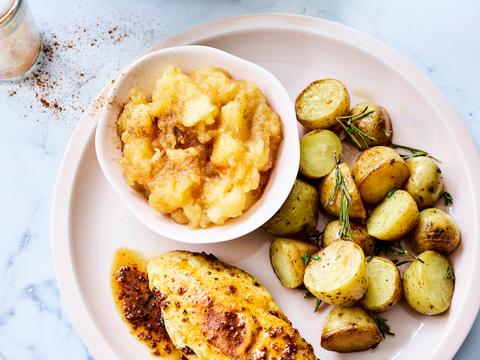 honingkip met appelmoes en gebakken patatjes