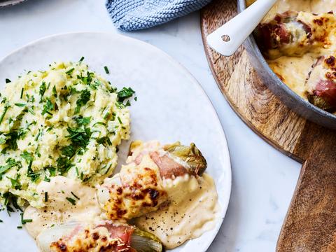 gerookte ham-witloofrolletjes in kaassaus met kruidenpuree