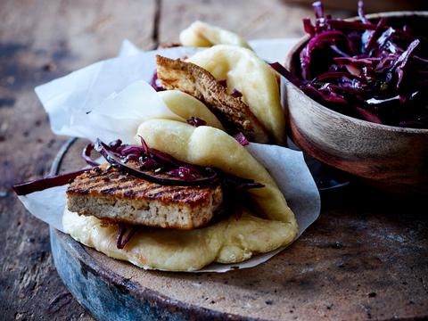 vegan broodjes met gegrilde tofu en fris rodekoolslaatje