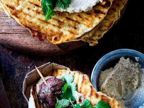 wildsaté met naanbrood en romige cashewnotensaus