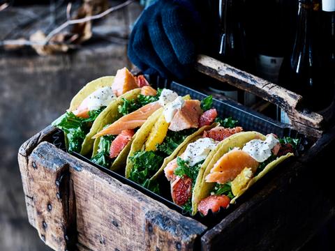 taco met warmgerookte zalm, gebrande bloedsinaasappel en boerenkoolsalade