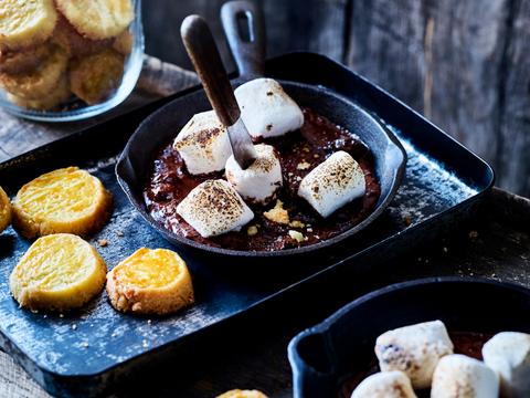 smores-dip met zelfgemaakte zoute zandkoekjes