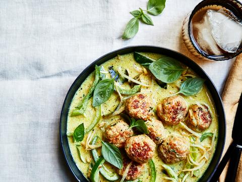 kippengehaktballetjes in groencurrysaus