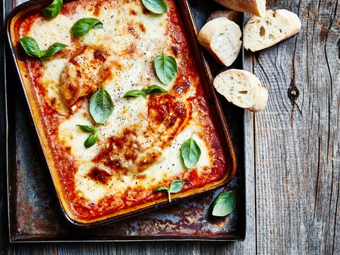 Kip in een romige tomatensaus met mozzarella