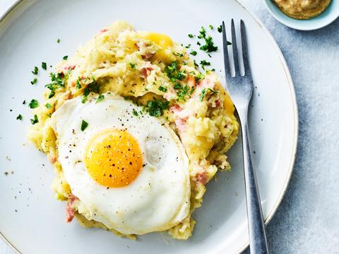 savooikoolpuree met oude kaas, spekjes en een spiegelei