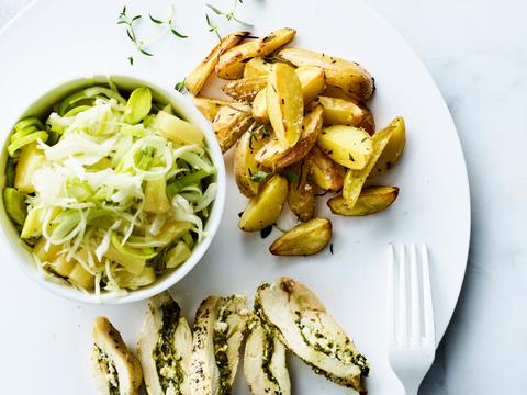 gevulde kipfilets met wittekoolsla en aardappelwedges