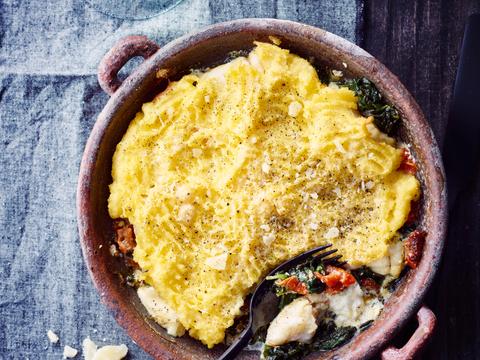 Italiaans vispannetje met een korstje van polenta