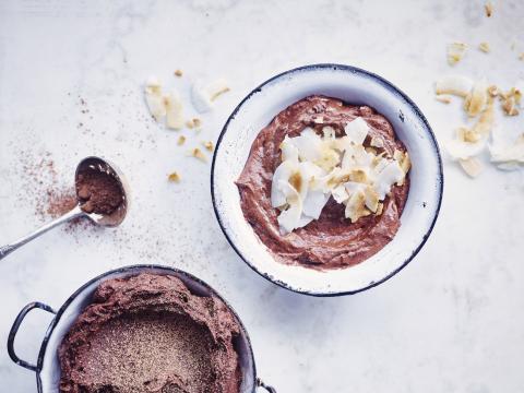 Vegan friendly: mousse au chocolat sans œufs, copeaux de coco
