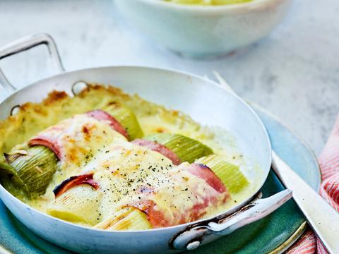 Prei-hamrolletjes met kaassaus en kruidenpuree