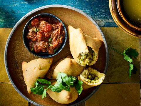 Samosa's met erwtjes, aardappel en koriander