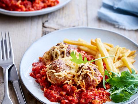 Balletjes in tomatensaus met geraspte kaas