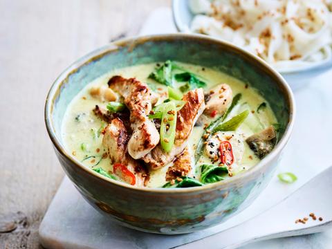 Curry van varkensreepjes, champignons en lente-ui