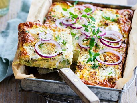 Ovenfrittata met broccoli, rode ui en kaas
