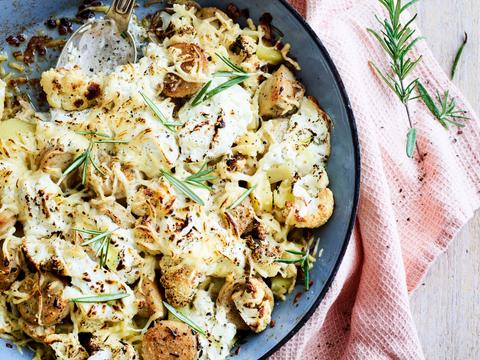 Eenpansgerecht met witte pens, bloemkool en aardappelblokjes