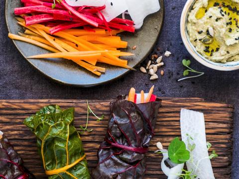 Snijbietrolletjes met  wortelen en hummus