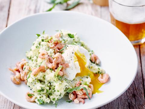Kruidenpuree met garnalen en gepocheerd ei