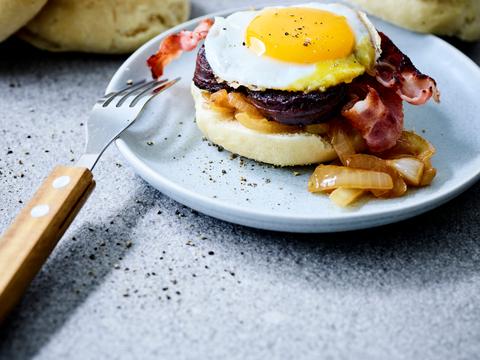 English muffins met spek en een eitje