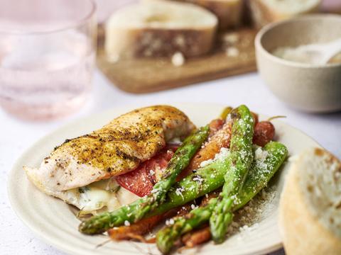 Kip caprese met jonge wortelen en groene asperges