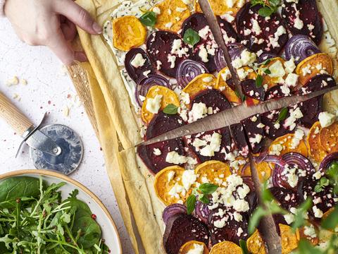 Plaattaart met zoete aardappel, rode biet en feta