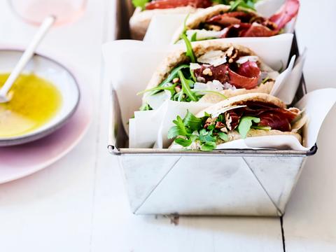 Volkorenpita met rucola en gedroogde ham